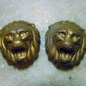 Older Vintage Stamped Patina Brass Small Lion Head Stampings/Jewelry Components/Cabochons/Embellishments/Decorations, 18x15mm, 1 pair