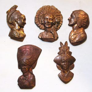 Raros camafeus franceses vintage, mulheres em trajes folclóricos tradicionais, estampas em latão com pátina bruta, componentes para joias, decorações/miniaturas de arte, 5 peças.