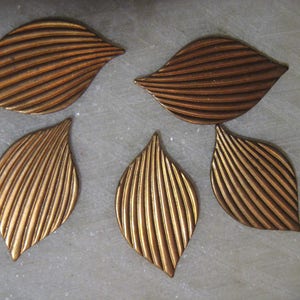 Vintage Ribbed Leaves, 1960s Detailed Leaf Stampings, Raw Unplated Stamped Brass Jewelry Findings, Decorative Trim, 33x18mm, 5 pcs.