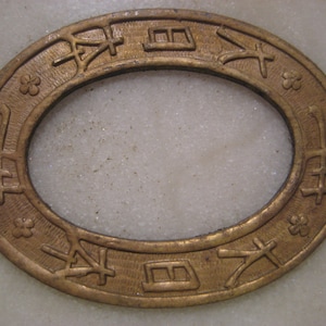 Marco vintage con letras asiáticas, engaste de cabujón/camafeo de latón crudo vintage de los años 40, accesorio para colgante, marco de arte en miniatura, moldura de 54 x 41 mm, 1 pieza.