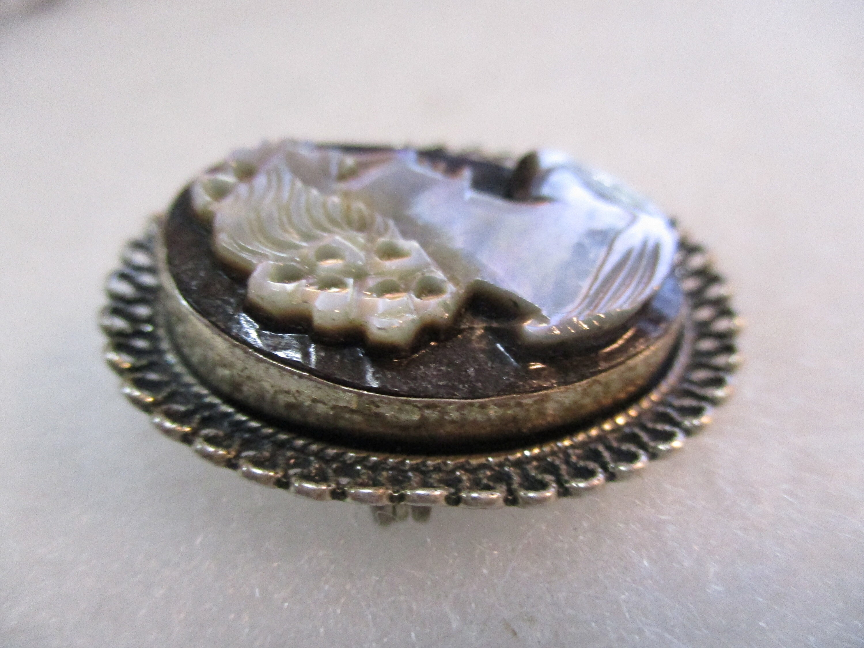 BROCHE VINTAGE CAMÉE OVALE CHAT En Argenté - 4,1 Cm - Pièce Unique D'occasion