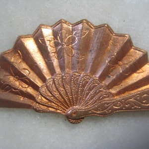 Vintage Handfächer, 1970er Jahre orientalischer Stil Die Struck Messing Anhänger Schmuck finden, Dekoration, Verschönerung, Zierleiste, 46mm x 24mm, 1 Stk