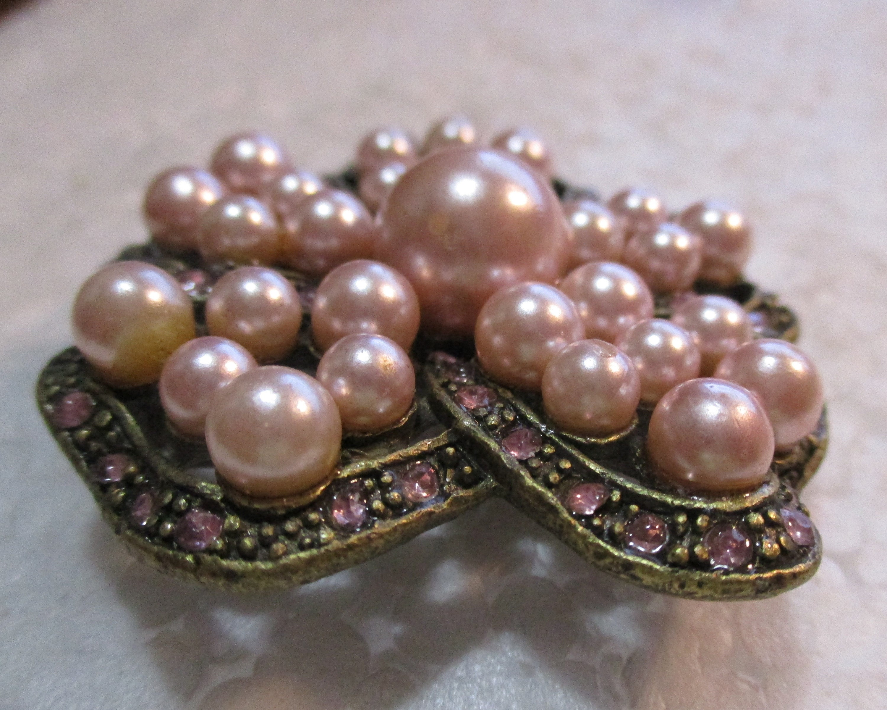 Broche Vintage Fleur En Perles Et Strass – Monture Laiton Avec 3 Pendeloques – Ancien