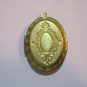 Vintage Brass Oval Photo Locket, Detailed Victorian Style Design, 29mm by23mm, 1 Piece  (jj1)