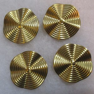 ヴィンテージ 1980 年代 未加工 刻印 真鍮 32 mm 丸型 曲線 溝付き リブ付き 刻印/ジュエリー コンポーネント/装飾/工芸品、古い在庫、4 個 (1)
