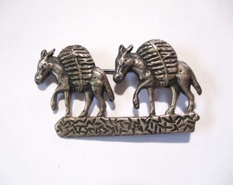 Broche Résine Argentée Motif Lama - Occasion En Parfait état - Accessoire Original