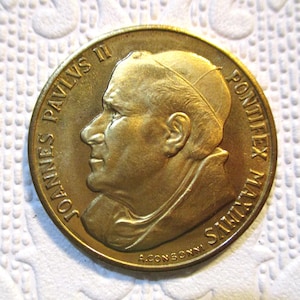 Vintage 2000 Joannes Paulus II and Vatican Jubilee Saint Door Opening Commemorative Coin Medallion, Gold Tone Brass, Round 34mm Size 1 piece
