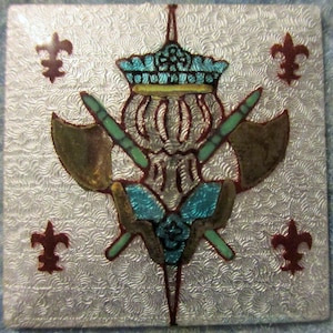 Vintage Frans turkoois guillocheemaillewerk op metalen cabochon, middeleeuws Frans wapenschild en fleur-de-lis, 37 x 37 mm, old Stock, 1 st.