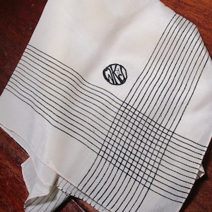 Hanky/Mouchoir en soie édouardienne antique/vintage pour homme, Bleu marine/Beige clair, Bords cousus à la main, Monogramme brodé « WKJ », Carré 20 »