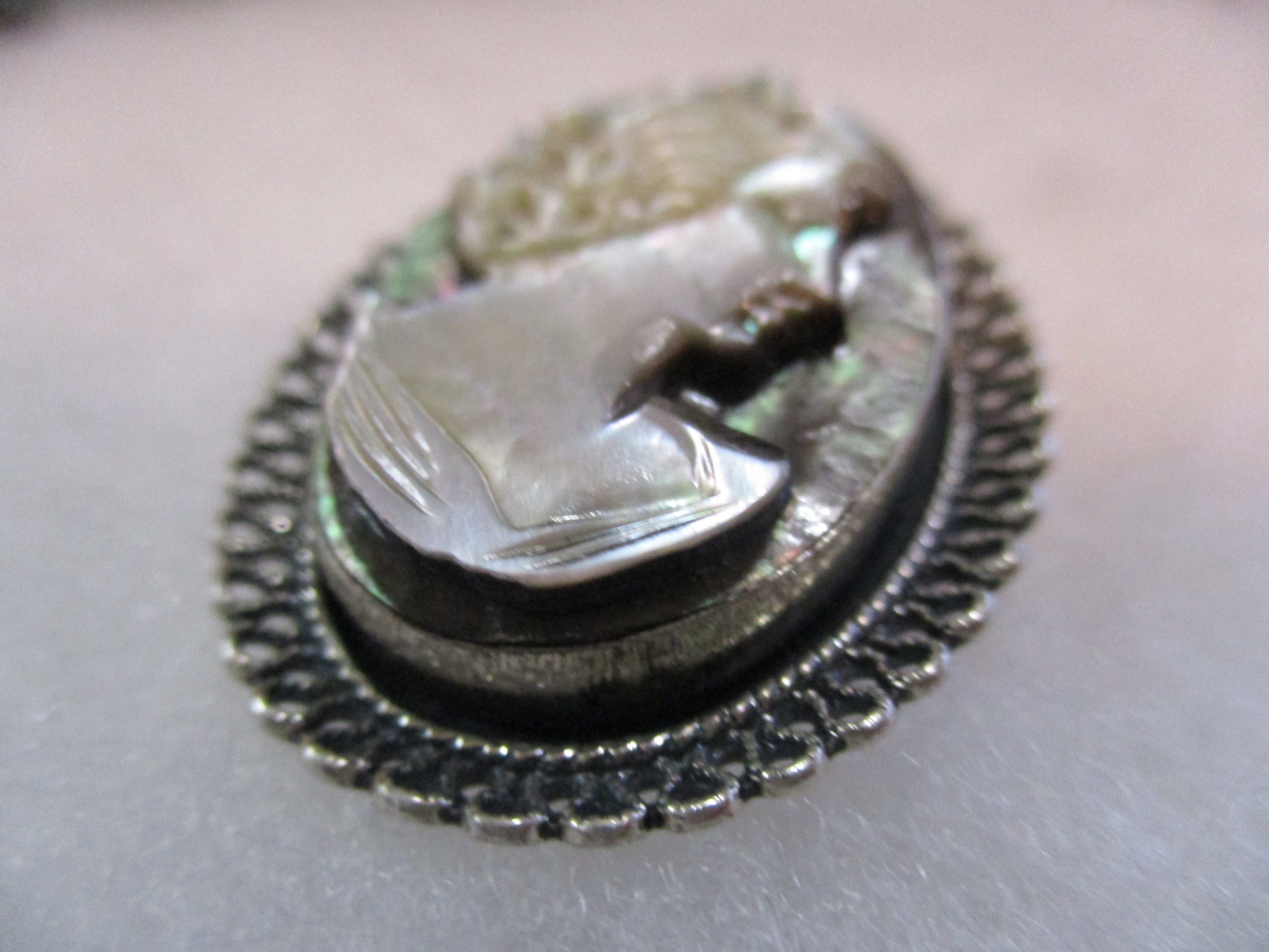 Broche Camée Vintage En Nacre Sculptée - Années 1900, Antique, Occasion, Matière Nacre Naturelle