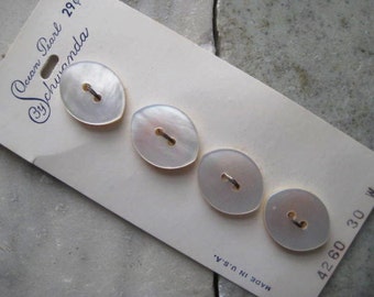 Vintage naaiknoppen, jaren 1950 "Ocean Pearl Schwanda", ovale witte parelmoer, ongebruikt op originele kaart, 18x14mm, één kaart met 4 knoppen