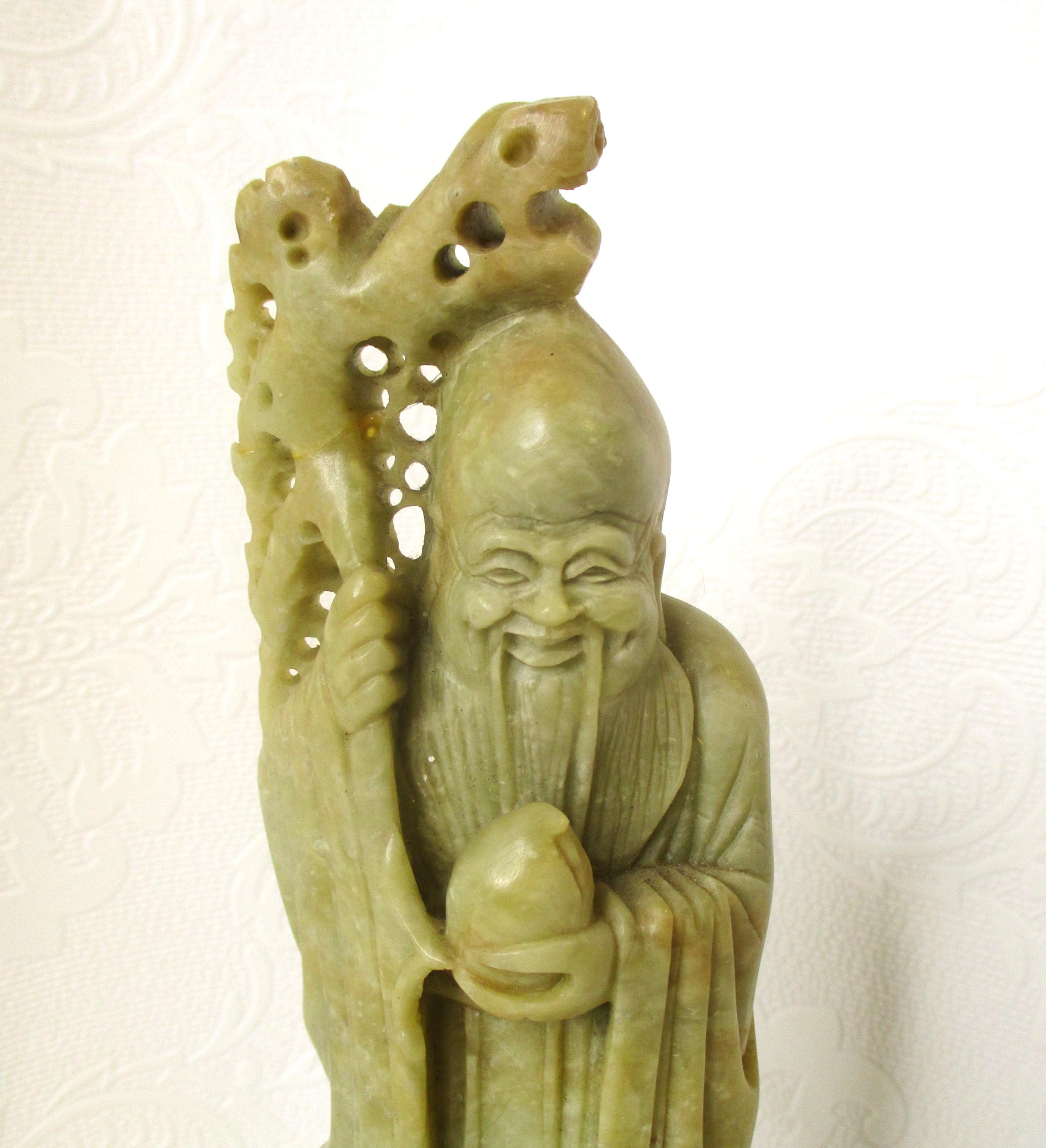 19 世紀の石鹸石彫刻、中国の長寿の神である寿老が杖と桃の像を持って