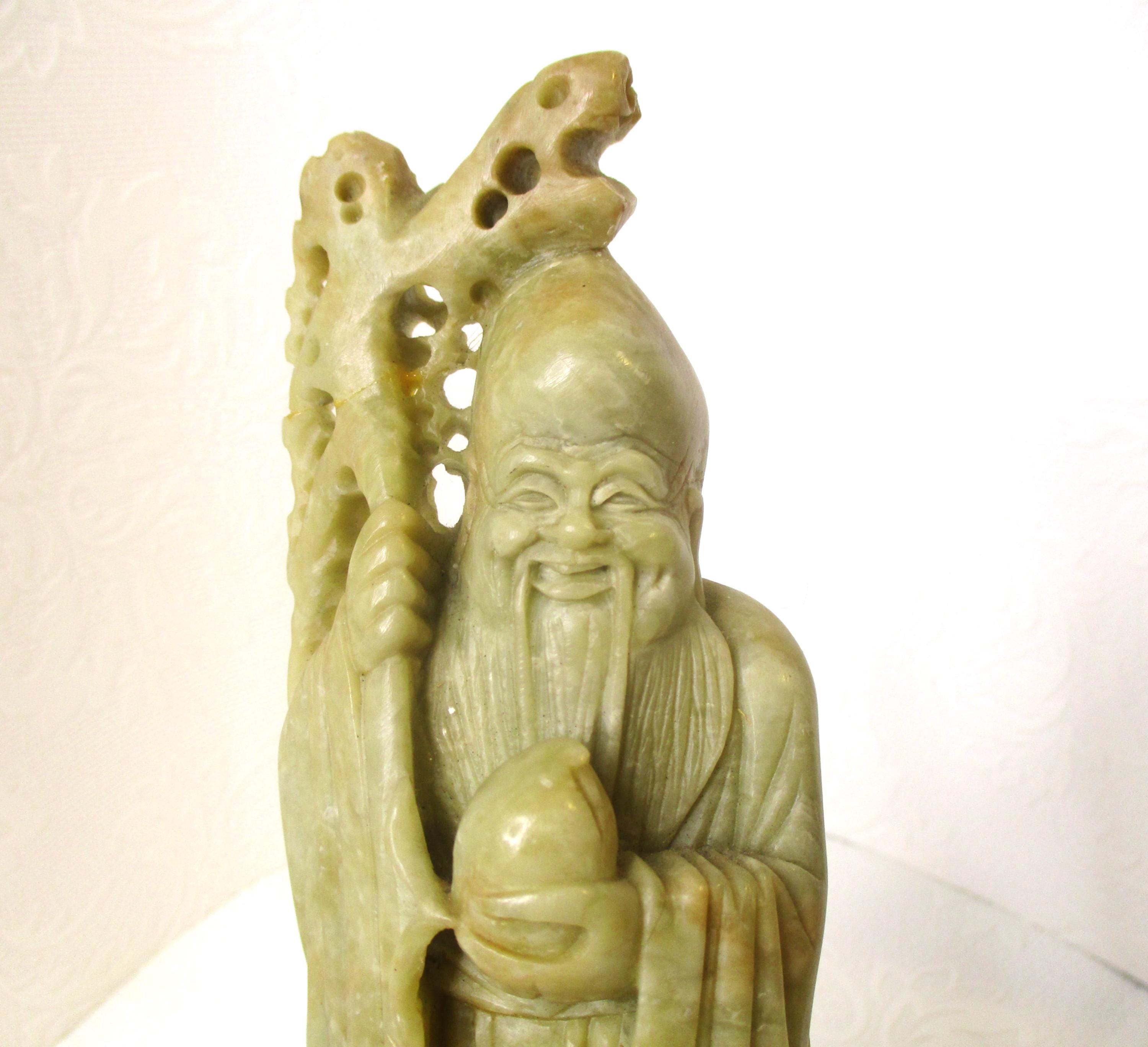 19 世紀の石鹸石彫刻、中国の長寿の神である寿老が杖と桃の像を持って