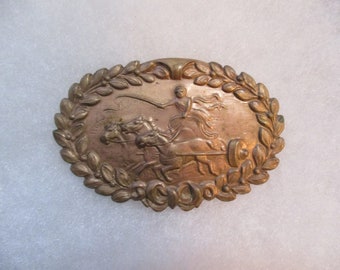 Älterer Vintage Streitwagen mit Sieges-Lorbeerblatt-Kranz/Schmuck-Komponenten, gestempeltes rohes Patina-Messing, oval 6,5 x 3,5 cm, 1 Stück