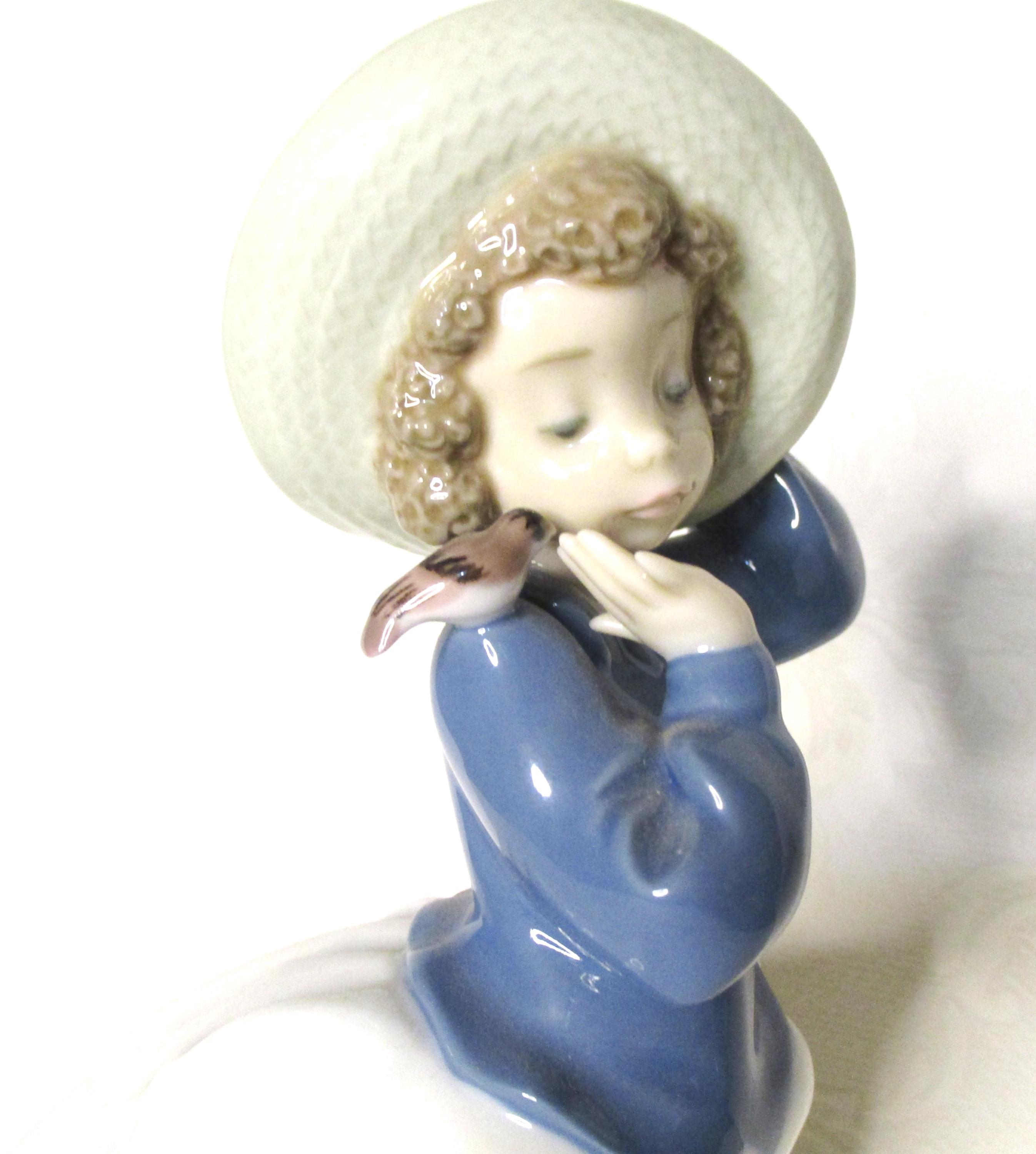 LLADRO 帽子を持つ少女 Vintage Daisa 1990 Lladro NAO Girl Wearing A Hat With A Bird on