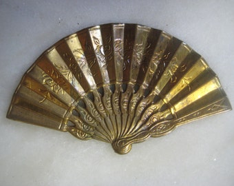 1 Vintage Hand Fan, 1970s Detailed Floral Unplated Raw Stamped Brass Jewelry Finding, Embellishment,  66x38mm, 1 pc