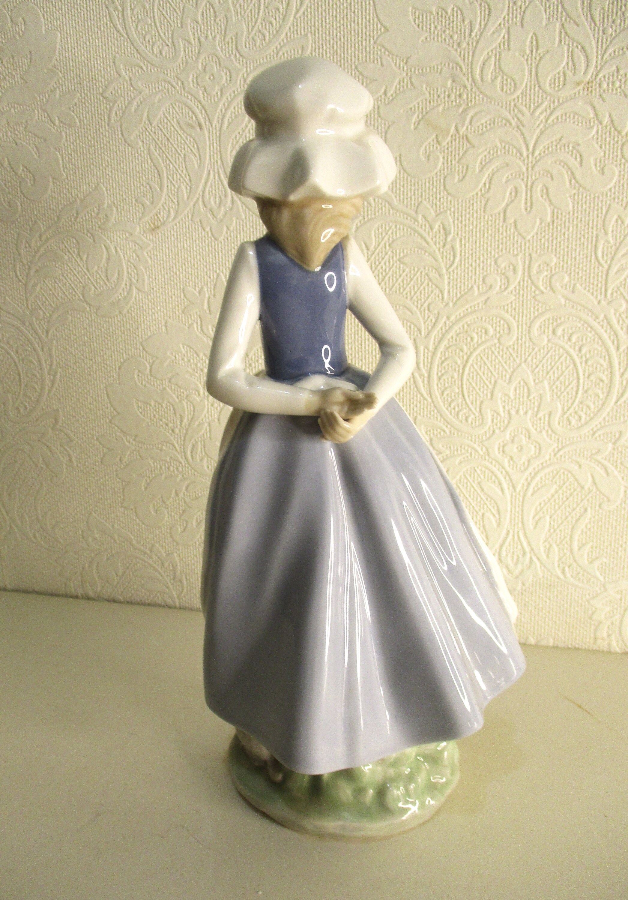 Vintage 1983 Lladro Girl With Poodle, Cheer Me Up, José Roig #5201