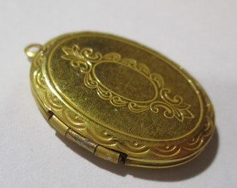 Vintage Raw Brass Oval Victorian Style Photo Locket,  1 1/8 Inch by 7/8 Inch, 2mm Top Loop, Old Stock, 1 Piece