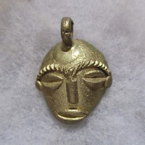 Vintage African Mask Pendant, Lost Wax Cast Brass Tribal Jewelry Finding, Ethnic Design, Handmade in Ghana, 31x23mm, 1 pc.
