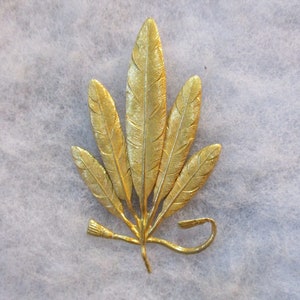 Vintage Five Feathers Stamping, Matte Gold Plated Stamped Brass, Jewelry Component/Embellishment/Decorative Trim, 70mmx48mm, 1 Piece