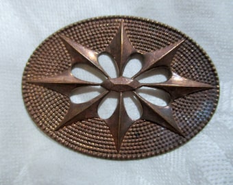 Componente de joyería de latón de latón estampado ovalado vintage / adorno / elemento de diseño, artes y oficios se encuentra con Steampunk, 59 mm por 43 mm, 1 pieza