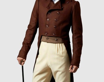 Puede incluir: Un abrigo marrón de doble botonadura con botones marrón oscuro. El abrigo se combina con pantalones color crema y una pajarita blanca. Se sostiene un bastón negro en la mano.
