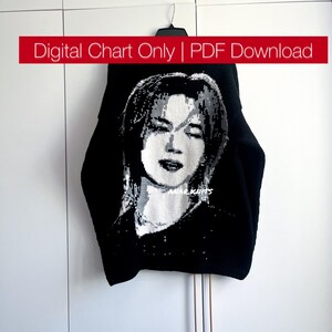 Puede incluir: Suéter negro con un diseño de retrato en escala de grises. La prenda está colgada sobre un fondo blanco. La pancarta roja en la parte superior dice "Digital Chart Only | PDF Download".