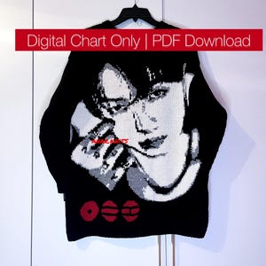 Könnte beinhalten: Schwarzer Pullover mit einem Graustufen-Porträt-Design auf der Vorderseite. Der Pullover hat einen Rundhalsausschnitt und ein Design aus drei roten horizontalen Ovalen am unteren Rand. Der Text "Digital Chart Only | PDF Download" befindet sich in einem roten Banner.