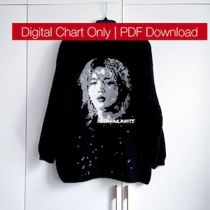 Könnte beinhalten: Schwarzer Pullover mit einem Graustufen-Porträt-Design. Der Pullover zeigt das Gesicht einer Frau in einem pixeligen Stil. Der Text "ANAR KNITS" befindet sich unter dem Porträt. Der obere Teil des Bildes hat ein rotes Banner mit dem Text "Digital Chart Only | PDF Download".