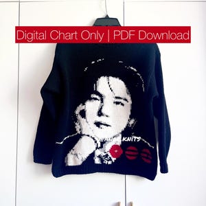 Könnte beinhalten: Schwarzer Strickpullover mit einem Graustufen-Porträt-Design. Der Pullover hat einen Rundhalsausschnitt und lange Ärmel. Der Text "Digital Chart Only | PDF Download" wird in einem roten Banner oben angezeigt. Der Pullover hängt an einem schwarzen Kleiderbügel.