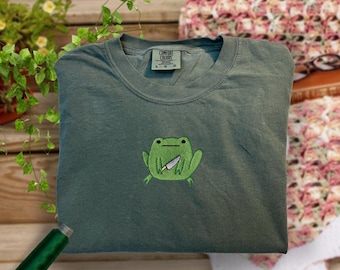 Chemise confort couleurs grenouille menaçante | t-shirt drôle de grenouille de Zazzle.be Liste d'envies Vous avez des idées ? Chemise grenouille avec couteau | T-shirt graphique unisexe | Cadeau grenouille