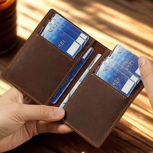 Portafogli in pelle marrone fatti a mano, porta carte a due ante, portapassaporti, regali minimalisti e resistenti per lui