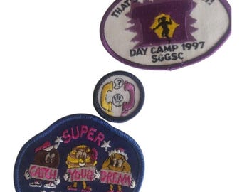 Lote de 3 parches de fieltro vintage del Club de Chicas Exploradoras de 1997, varios tamaños y colores.