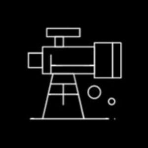 以下が含まれることがあります： 黒い背景に、三脚に乗った望遠鏡の白い線画イラスト。望遠鏡は、円筒形の接眼レンズと小さな長方形のファインダーを備えた長方形の本体を持っています。三脚の近くに2つの小さな円があります。