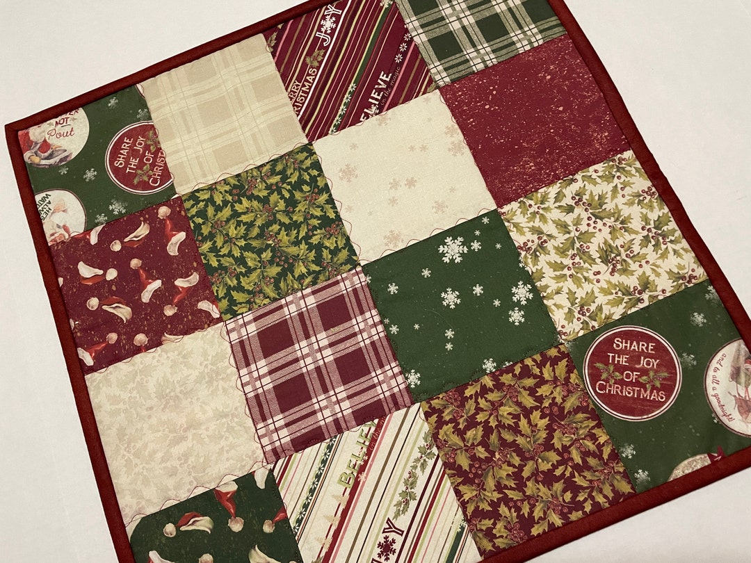 Traditional Christmas Quilted Table Topper NCU0HNH259
