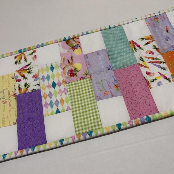 Camino de mesa de Pascua con diseño de patchwork, conejitos, zanahorias y huevos, decoración primaveral, 9" x 34 1/2"