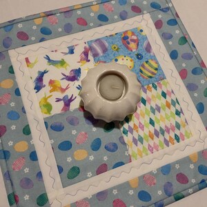 K&ouml;nnte beinhalten: Eine wei&szlig;e Keramik-Tasse mit schwarzem Henkel und dem Text "But First, Coffee" in fetter, schwarzer Schrift. Die Tasse steht vor einem verschwommenen Hintergrund, der eine gem&uuml;tliche Umgebung suggeriert.