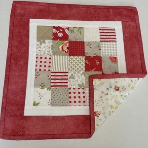 Floral Charm Quilted Table Topper NCU0NNT965