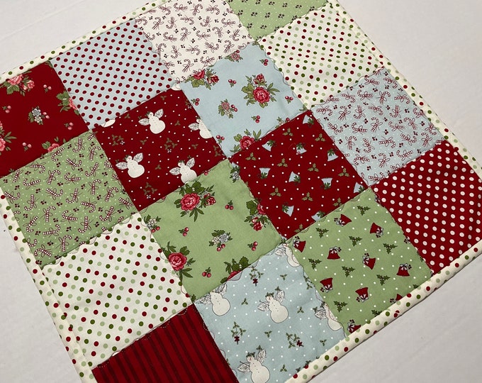 Festive Twirl Quilted Table Topper NCU0NXD239