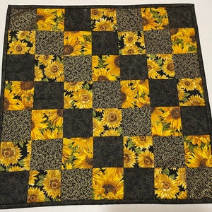 Green Sunflower Bunch Quilted Table Topper NCU0HNH024
