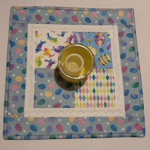 K&ouml;nnte beinhalten: Eine wei&szlig;e Keramik-Tasse mit schwarzem Henkel und dem Text "But First, Coffee" in handschriftlichem Stil. Die Tasse steht auf einer wei&szlig;en Oberfl&auml;che. Die Tasse ist etwa 10 cm hoch.