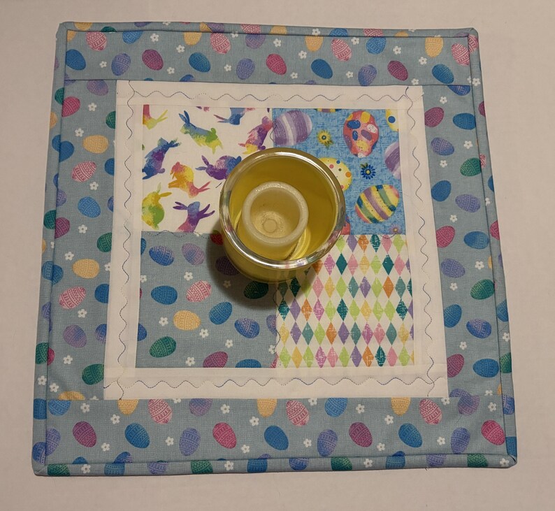 K&ouml;nnte beinhalten: Eine wei&szlig;e Keramik-Tasse mit schwarzem Henkel und dem Text "But First, Coffee" in handschriftlichem Stil. Die Tasse steht auf einer wei&szlig;en Oberfl&auml;che. Die Tasse ist etwa 10 cm hoch.