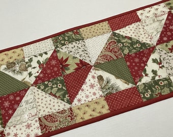 Christmas Quilted Table Runner, Winter Table Runner, Christmas Poinsettia Table Runner, Christmas Quilted Table Topper, Patchwork RUnner