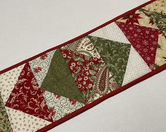 Poinsettia Quilted Table Runner, Long Winter Christmas Table Runner, Christmas Table Runner, Christmas Quilted Table Topper, Patchwork Quilt
