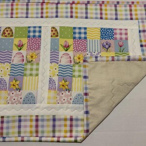 Pode incluir: Conjunto de tr&ecirc;s canecas de cer&acirc;mica salpicada com acabamento mate. As canecas s&atilde;o em tons de creme, cinza claro e cinza escuro. Cada caneca tem um design minimalista e uma al&ccedil;a arredondada. Altura de cerca de 10 cm.