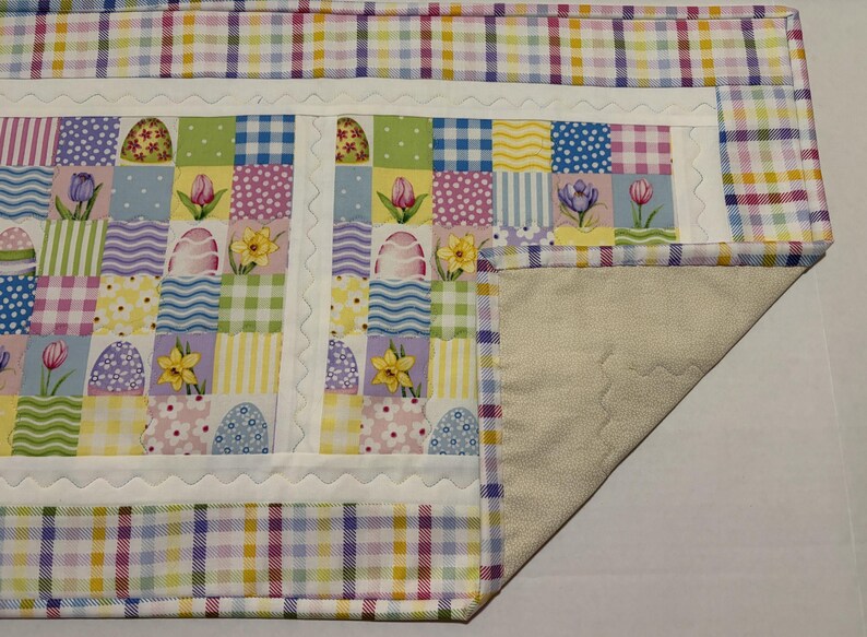 Pode incluir: Conjunto de tr&ecirc;s canecas de cer&acirc;mica salpicada com acabamento mate. As canecas s&atilde;o em tons de creme, cinza claro e cinza escuro. Cada caneca tem um design minimalista e uma al&ccedil;a arredondada. Altura de cerca de 10 cm.