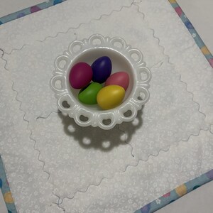 K&ouml;nnte beinhalten: Rustikales Holzschild mit dem Text "Welcome to our home" in wei&szlig;er Schrift. Das Schild hat eine Used-Optik und ein schlichtes, einladendes Design, ideal f&uuml;r die Eingangsbereichsdekoration.