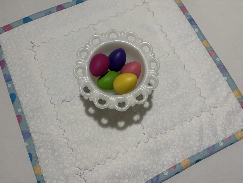 K&ouml;nnte beinhalten: Rustikales Holzschild mit dem Text "Welcome to our home" in wei&szlig;er Schrift. Das Schild hat eine Used-Optik und ein schlichtes, einladendes Design, ideal f&uuml;r die Eingangsbereichsdekoration.