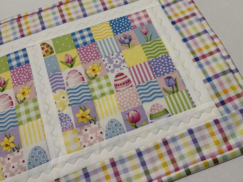 Pode incluir: Um conjunto de tr&ecirc;s canecas de cer&acirc;mica com acabamento fosco e salpicado. As canecas s&atilde;o em tons de creme, cinza claro e cinza escuro. Cada caneca tem um design simples e minimalista e uma al&ccedil;a arredondada.