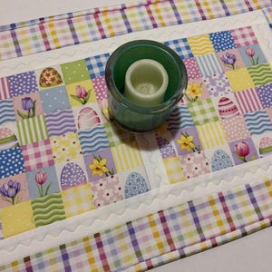 Patchwork Easter Table Runner, Spring Floral Eggs Tulips Daffodils, 14 1/4" x 24" imagem 8